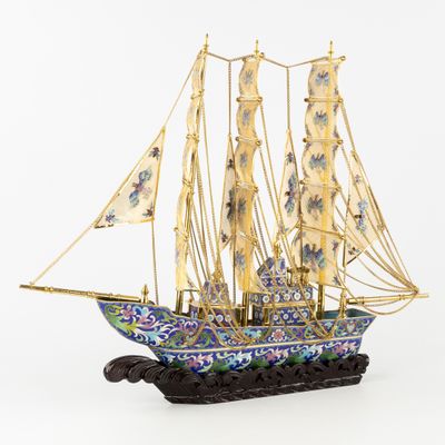 une image représentant la maquette d'un voilier sur fond blanc