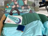 une boîte en carton contenant un skateboard et un livre