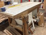 une photo d'un établi en bois