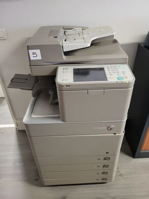 une imprimante posée sur un bureau