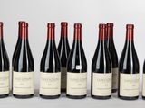 six bouteilles de vin rouge alignées