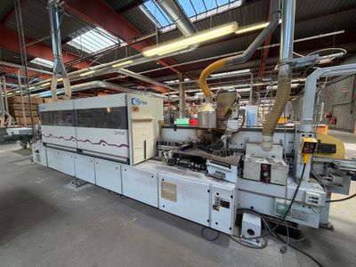 l'image d'une machine située à l'intérieur d'un bâtiment