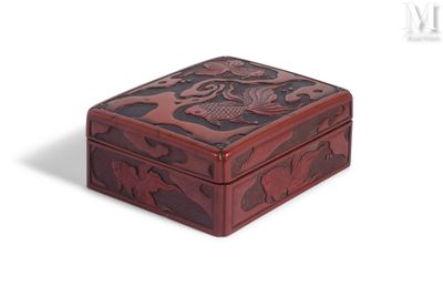 une petite boîte en bois ornée d'un motif représentant un dragon