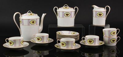 de nombreuses tasses et soucoupes posées sur une table