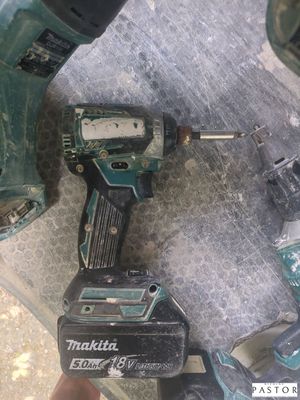 une perceuse et deux autres outils posés sur une table