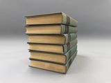 plusieurs vieux livres empilés sur une table
