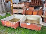 deux poubelles posées dans l'herbe