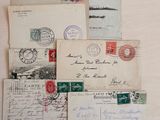 de nombreux types de lettres et d'enveloppes sur la table
