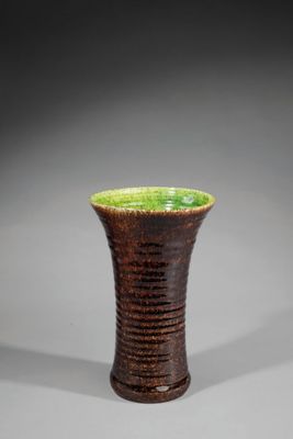 un gros plan d'un vase posé sur une table