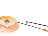 l'image d'une lampe posée sur une table