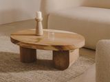 une table en bois sur laquelle est posée une bougie, dans un salon