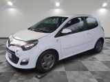 la photo d'une petite voiture blanche garée dans un garage