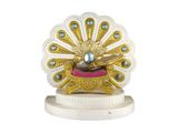 figurine de paon dorée et blanche posée sur un socle blanc orné de perles