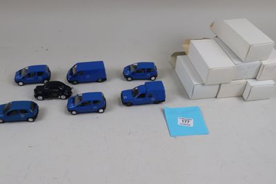 beaucoup de petites voitures et de boîtes sur la table