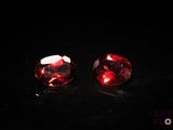 deux pierres précieuses rouges sur un fond noir