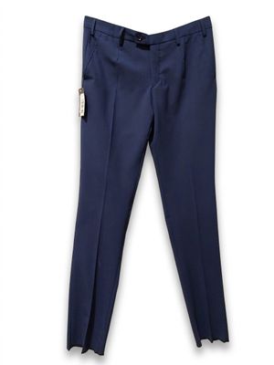 un gros plan sur un pantalon bleu sur fond blanc