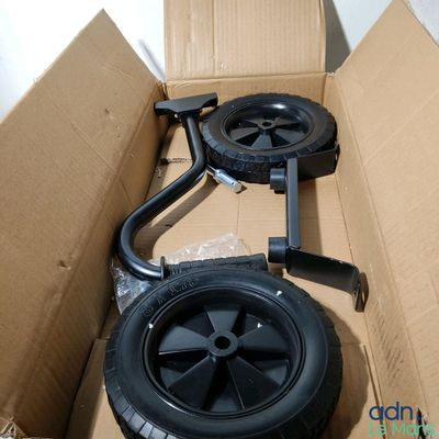 une boîte en carton contenant une paire de roues