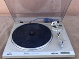 une image représentant une platine sur laquelle est posé un tourne-disque