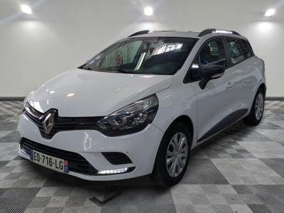 la voiture blanche est garée sur un sol en damier dans le garage