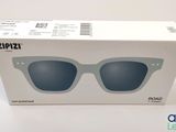 La boîte des lunettes de soleil est vide et prête à être ouverte.