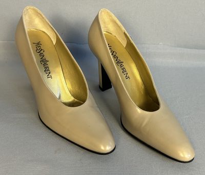 une image représentant une paire de chaussures pour femme posée sur une surface blanche