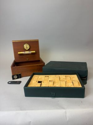 une image représentant une boîte en bois contenant une montre et une boîte contenant une montre