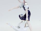 une image représentant une figurine représentant une femme avec une oie