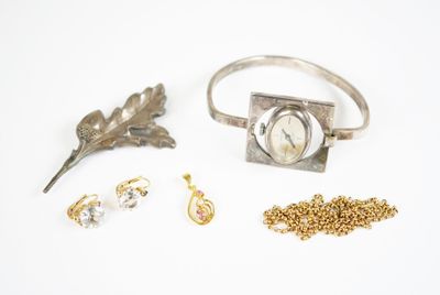 beaucoup de bijoux sur une surface blanche