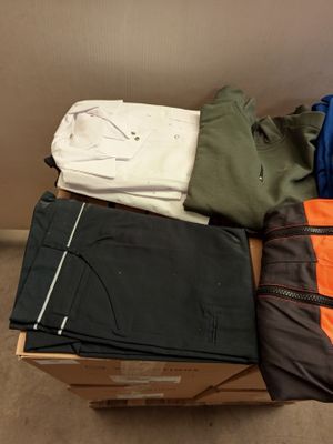 Lot de 145 pièces de vêtements de travail - Blouses, pantalo…