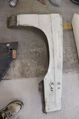 un grand nombre d'outils posés à même le sol