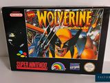 La boîte du jeu « Wolverine » est posée sur la table.