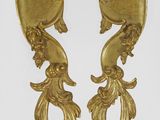 paire de boucles d'oreilles en forme d'oiseaux plaquées or sur fond blanc