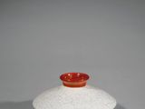un vase blanc et rouge posé sur une table