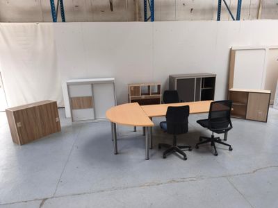 une image représentant une pièce avec une table et des chaises à l'intérieur