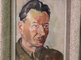tableau représentant un homme en uniforme militaire, encadré et accroché au mur