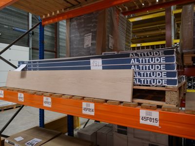 une grande quantité de bois sur les étagères de l'entrepôt