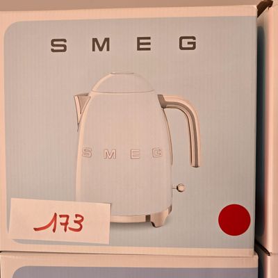 une boîte sur laquelle est représentée une bouilloire blanche
