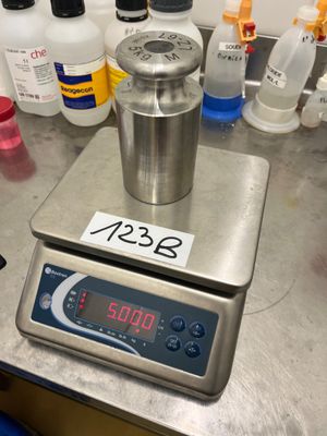 une image représentant une balance sur laquelle sont posées de nombreuses bouteilles