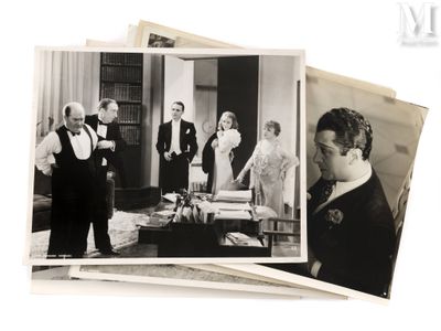 plusieurs vieilles photos en noir et blanc représentant des hommes et des femmes en tenue de cérémonie