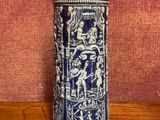 un vase bleu et blanc posé sur une table en bois
