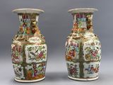 paire de vases chinois ornés de scènes orientales sur fond gris