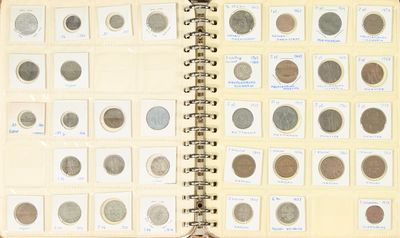 un livre dans lequel se trouve un tas de pièces de monnaie