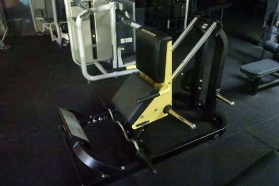 une machine posée sur le sol de la salle de sport