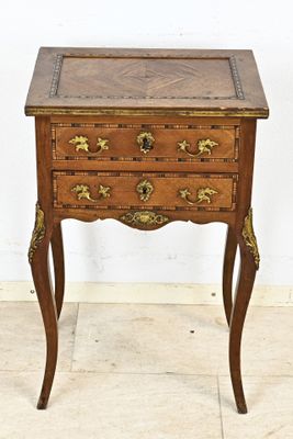 une petite table en bois surmontée d'un tiroir