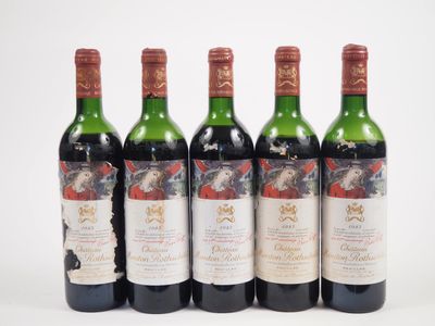 quatre bouteilles de vin sont alignées sur une surface blanche