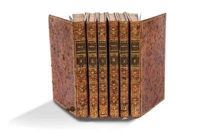 trois livres sont empilés sur une surface blanche