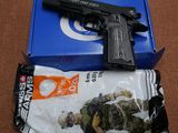 un pistolet posé sur un colis