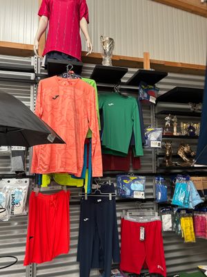 un présentoir de vêtements et de parapluies dans un magasin