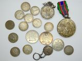 beaucoup de pièces et une médaille posées sur une table