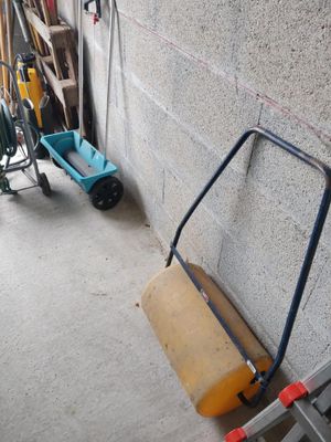 un diable garé contre un mur